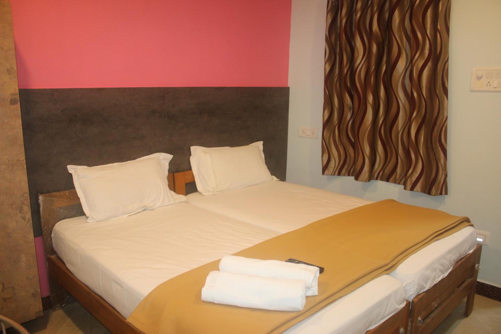 Hotel Sikara, Кумбаконам Экстерьер фото
